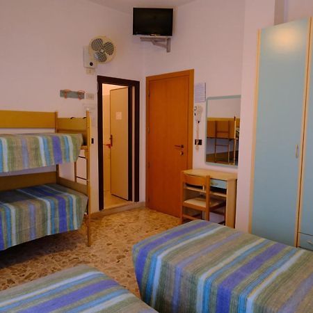 Hotel Chiara Римини Екстериор снимка