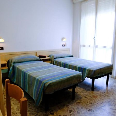Hotel Chiara Римини Екстериор снимка
