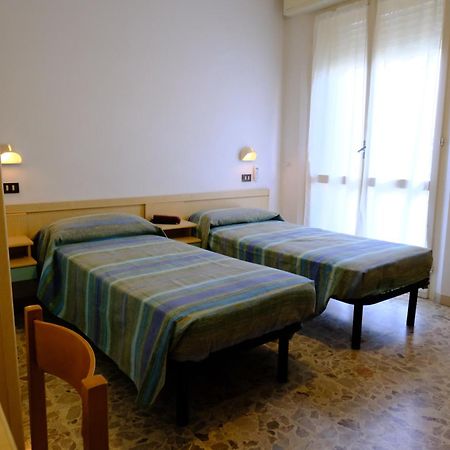 Hotel Chiara Римини Екстериор снимка