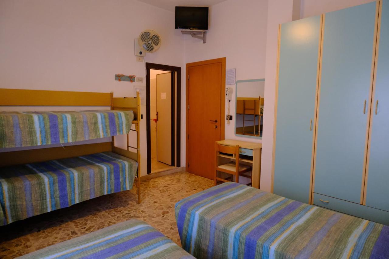 Hotel Chiara Римини Екстериор снимка