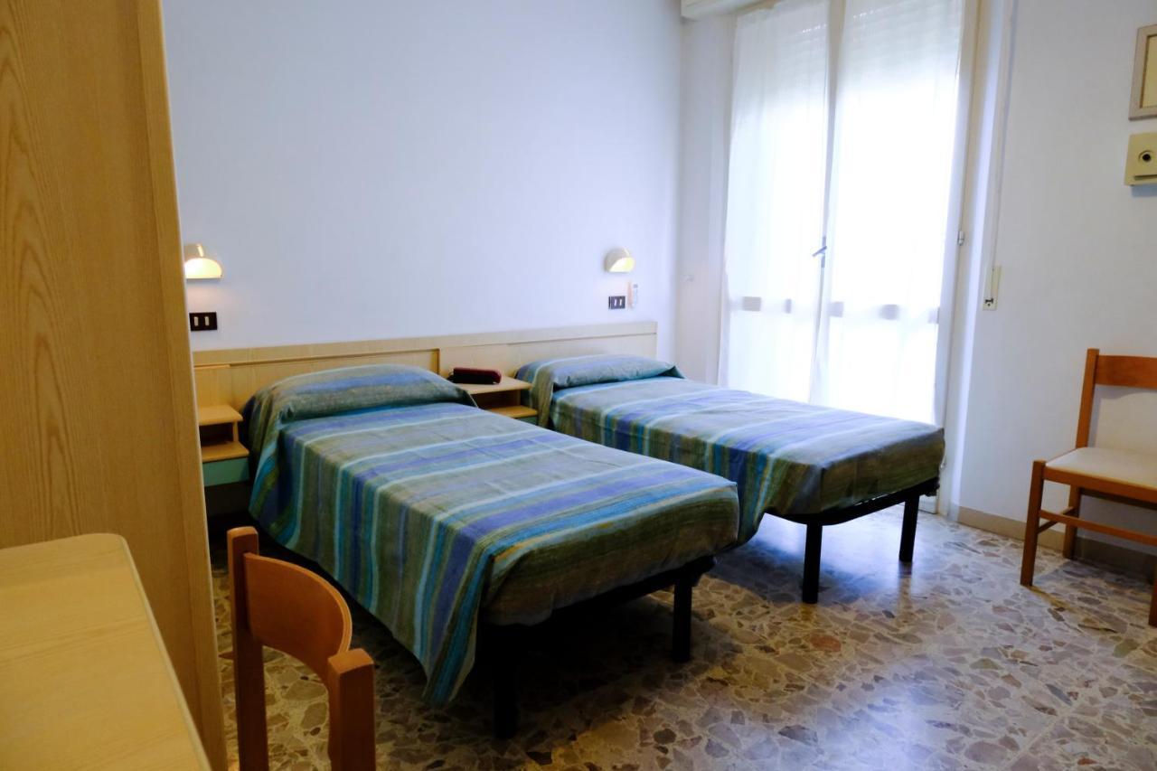 Hotel Chiara Римини Екстериор снимка
