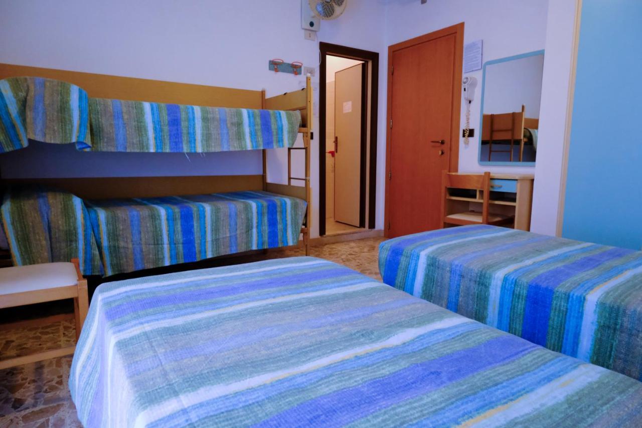Hotel Chiara Римини Екстериор снимка