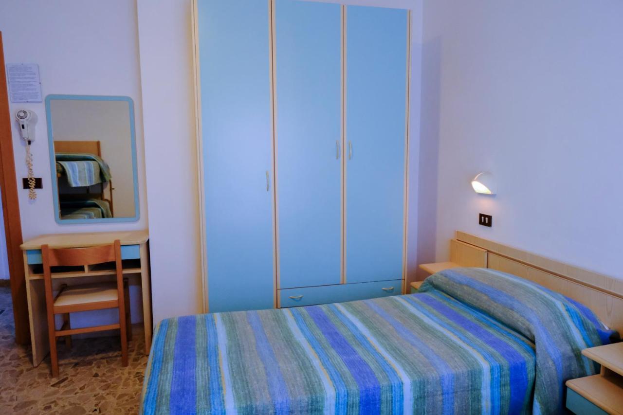 Hotel Chiara Римини Екстериор снимка
