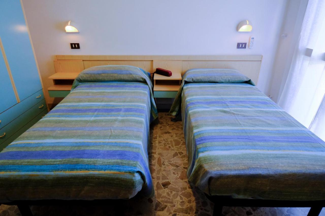 Hotel Chiara Римини Екстериор снимка