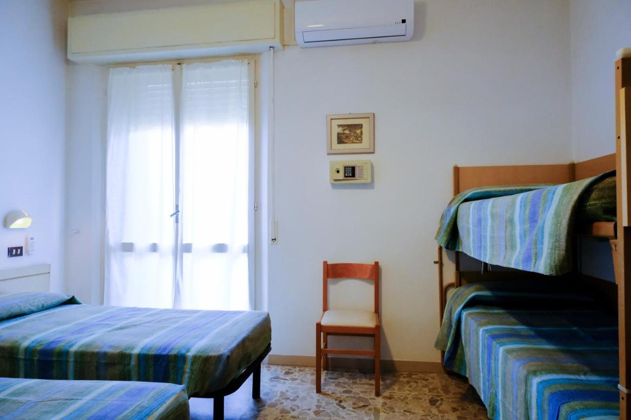 Hotel Chiara Римини Екстериор снимка