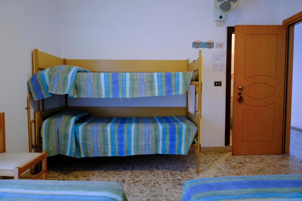 Hotel Chiara Римини Екстериор снимка