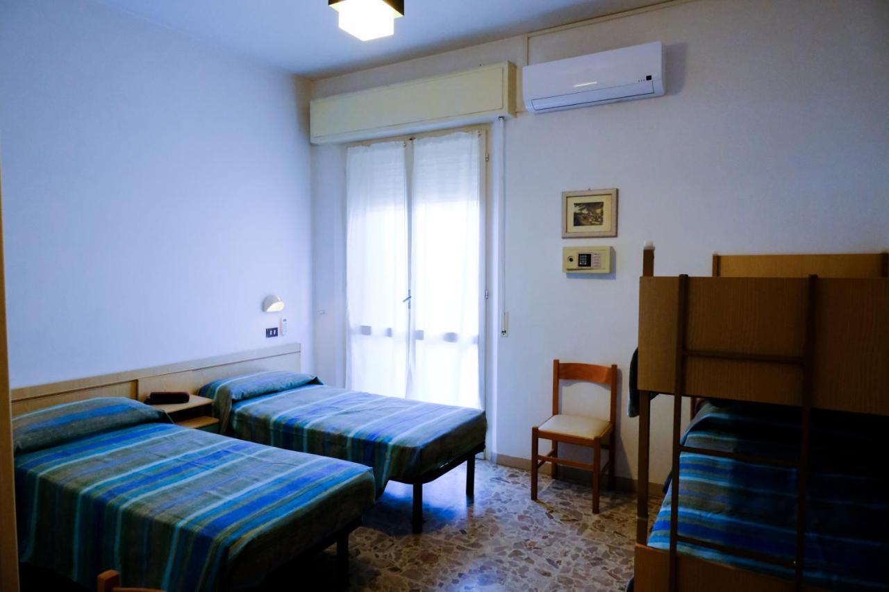 Hotel Chiara Римини Екстериор снимка